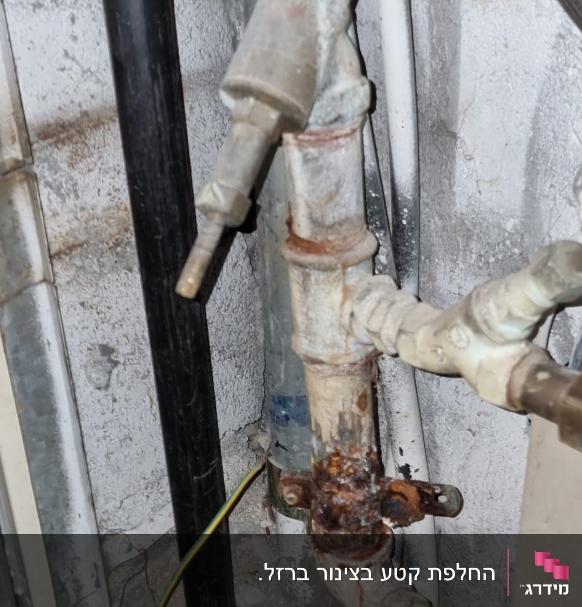 צינור חלוד עם ברזים וחיבורים